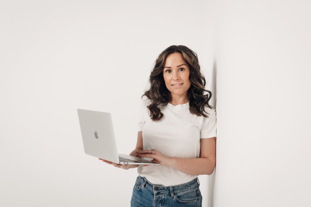 Jessica Frendberg håller i en laptop